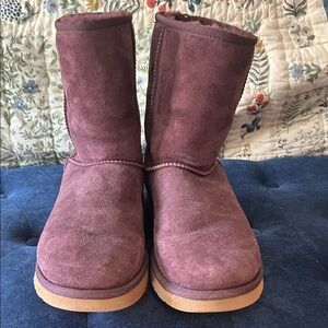 UGG Classic Short Purple Boots gently used US 10 (euro 41)